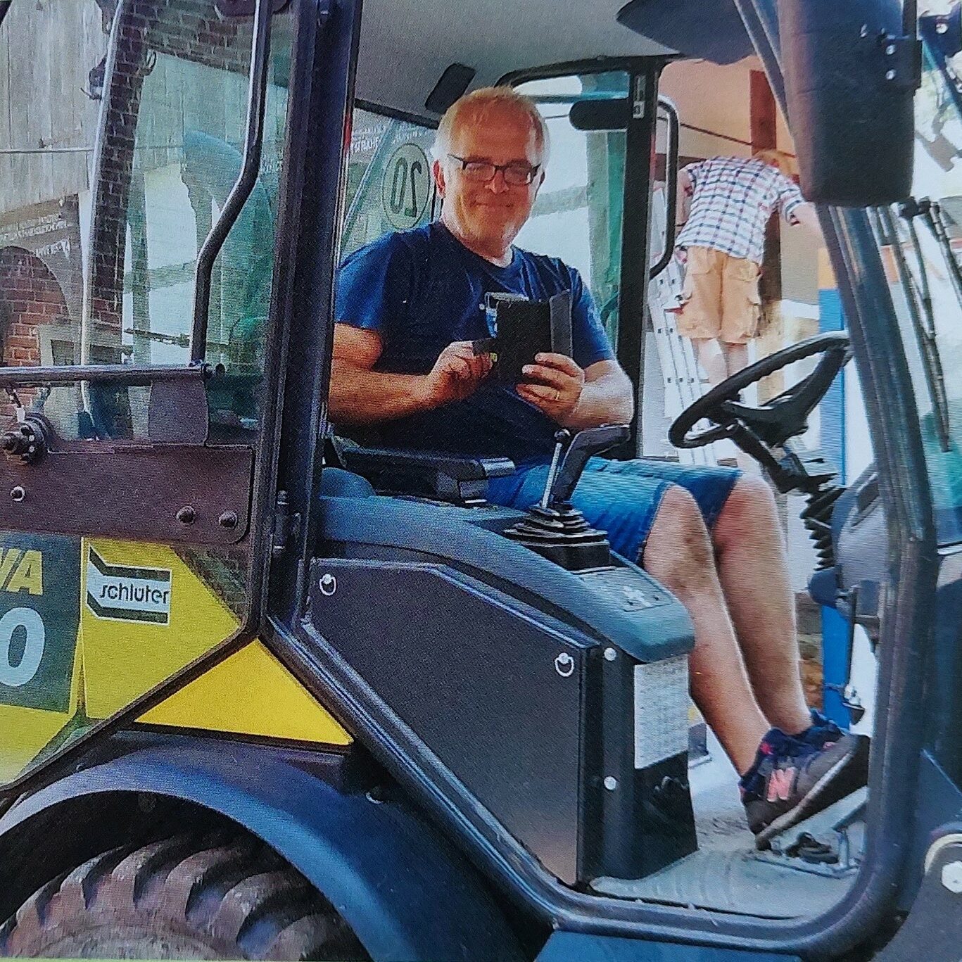 Dietmar Althaus sitzt in der Führerkabine eines Radladers