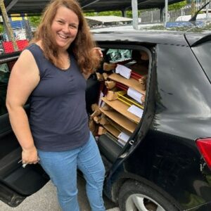 Katrin vor Ihrem Auto, das beladen ist mit vielen neuen Stühlen für die Hof-Terrasse