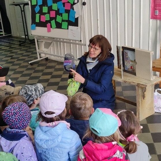 Anke erzählt einer Kindergruppe eine Geschichte mit dem Erzähltheater