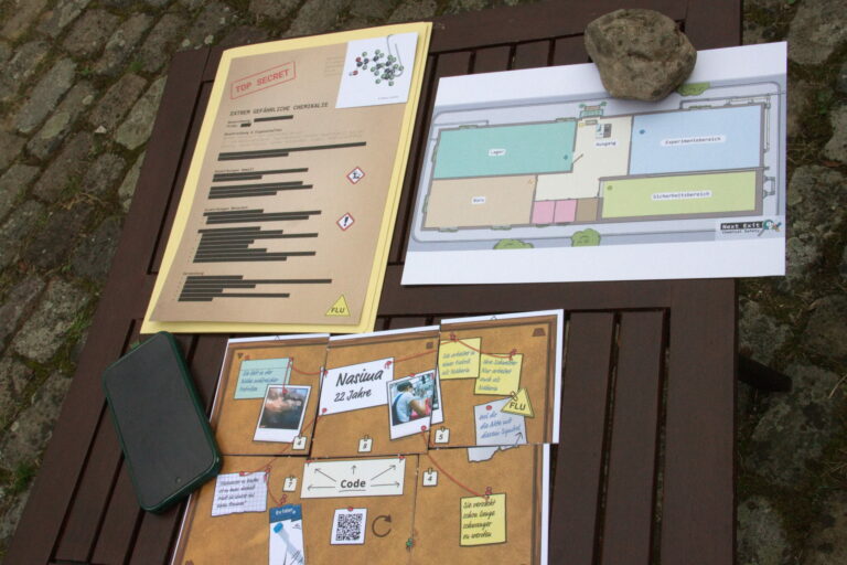 Spielmaterialien des Spiels auf einem Tisch ausgelegt