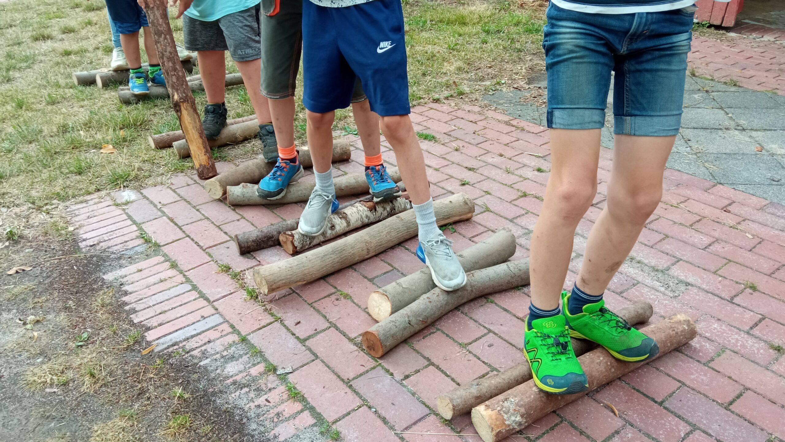 Kinder Balancieren eine Strecke auf Ästen