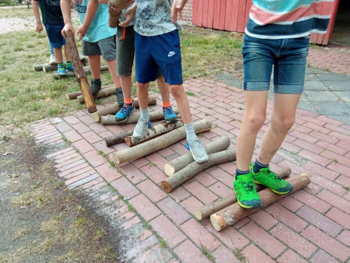 Kinder Balancieren eine Strecke auf Ästen