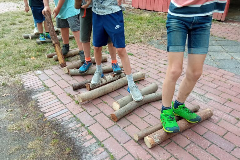 Kinder Balancieren eine Strecke auf Ästen
