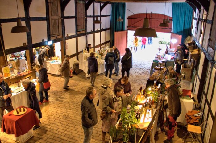 Ein Blick in die Deele und die aufgebauten Marktstände, Menschen bummeln und schauen