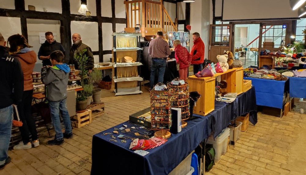 Blick in die Deele beim Martinsmarkt: Besucher:innen stöbern an verschiedenen Marktständen