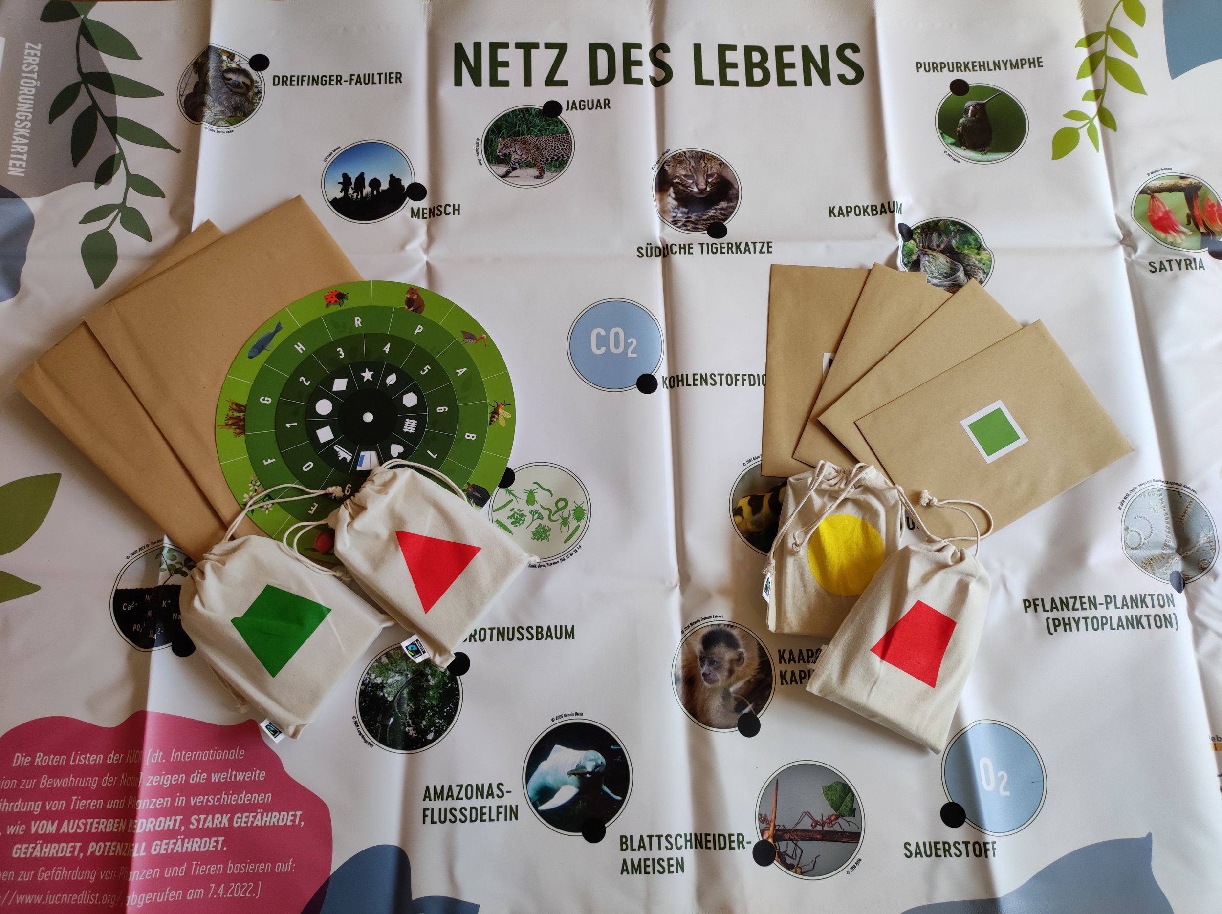 Spielmaterialien des Exit Games liegen ausgebreitet auf einem Tisch